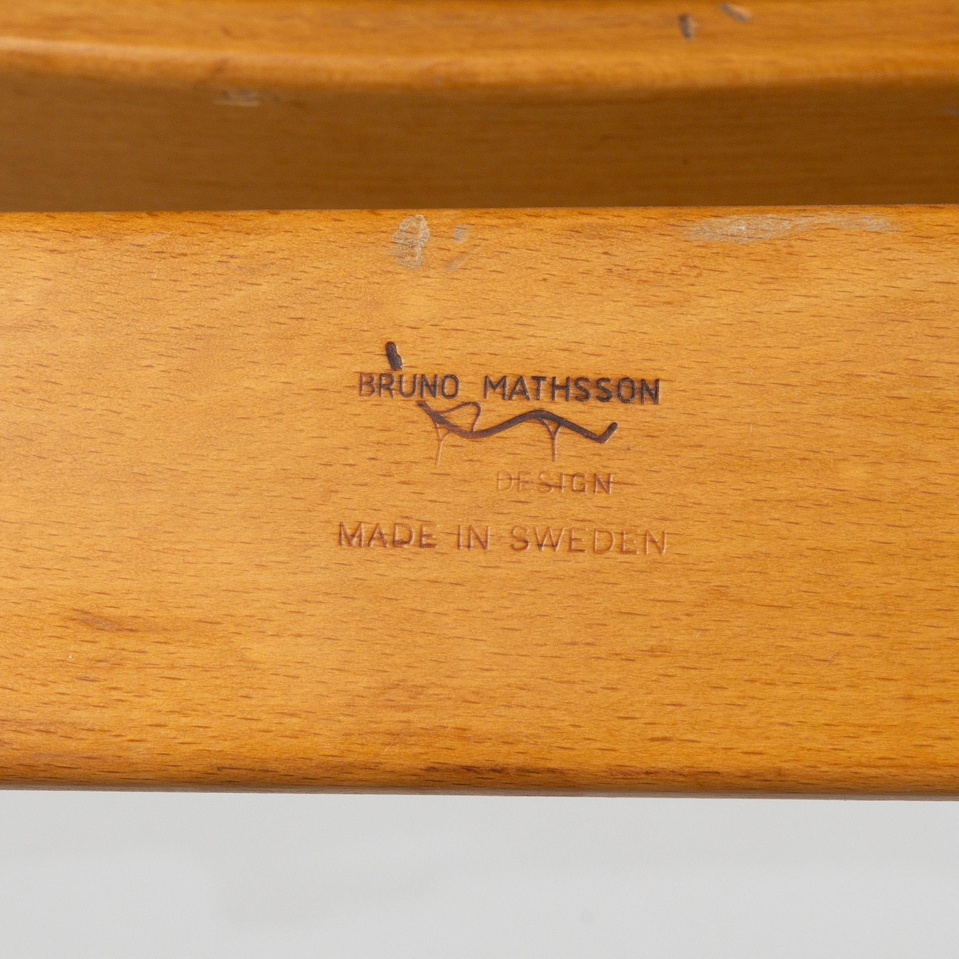Bruno Mathsson, vilstol med fotpall "Pernilla 1", Firma Karl Mathsson, Värnamo, omkring 1900-talets mitt.