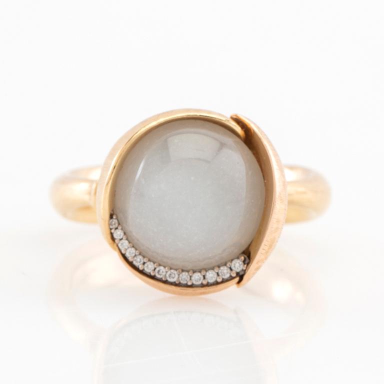 Charlotte Lynggaard, ring "Lotus Ring 3" 18K guld med månsten och runda briljantslipade diamanter, Ole Lynggaard.