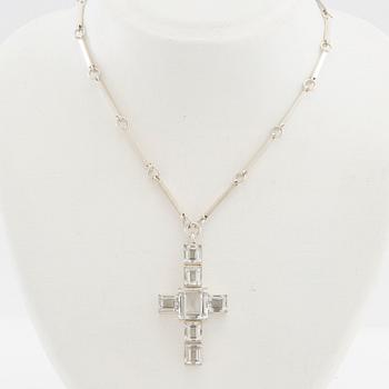 Wiwen Nilsson, Collier av silver och fasetterade bergkristaller i form av ett kors, Lund 1937.