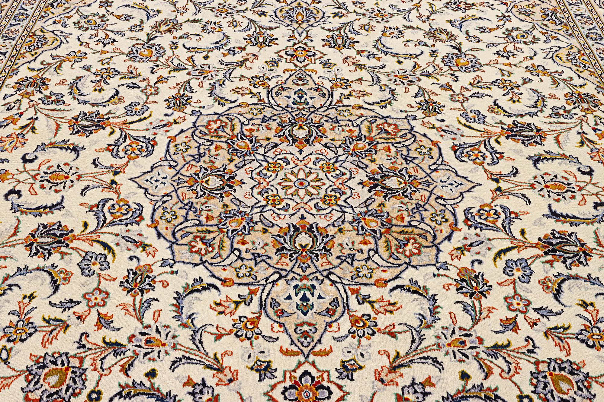 Matta, Keshan, ca. 400 x 289 cm.