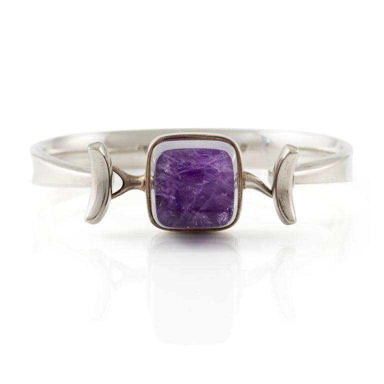 Vivianna Torun Bülow-Hübe, armring, sterlingsilver med ametist, för Georg Jensen.