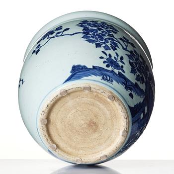 A large blue and white fish basin, Qing dynasty, 19th century.