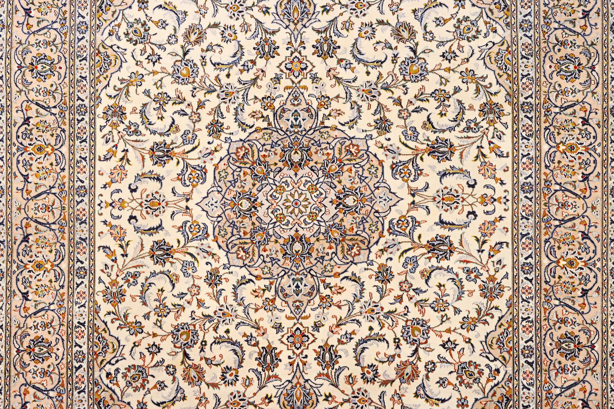 Matta, Keshan, ca. 400 x 289 cm.