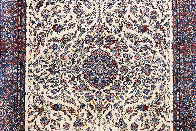 Matta, orientalisk med Kirman-mönster, ca. 308 x 220 cm.