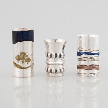 Lars Arby, tre miniatyrvaser/bägare, sterling silver, Göteborg 1977-1982.