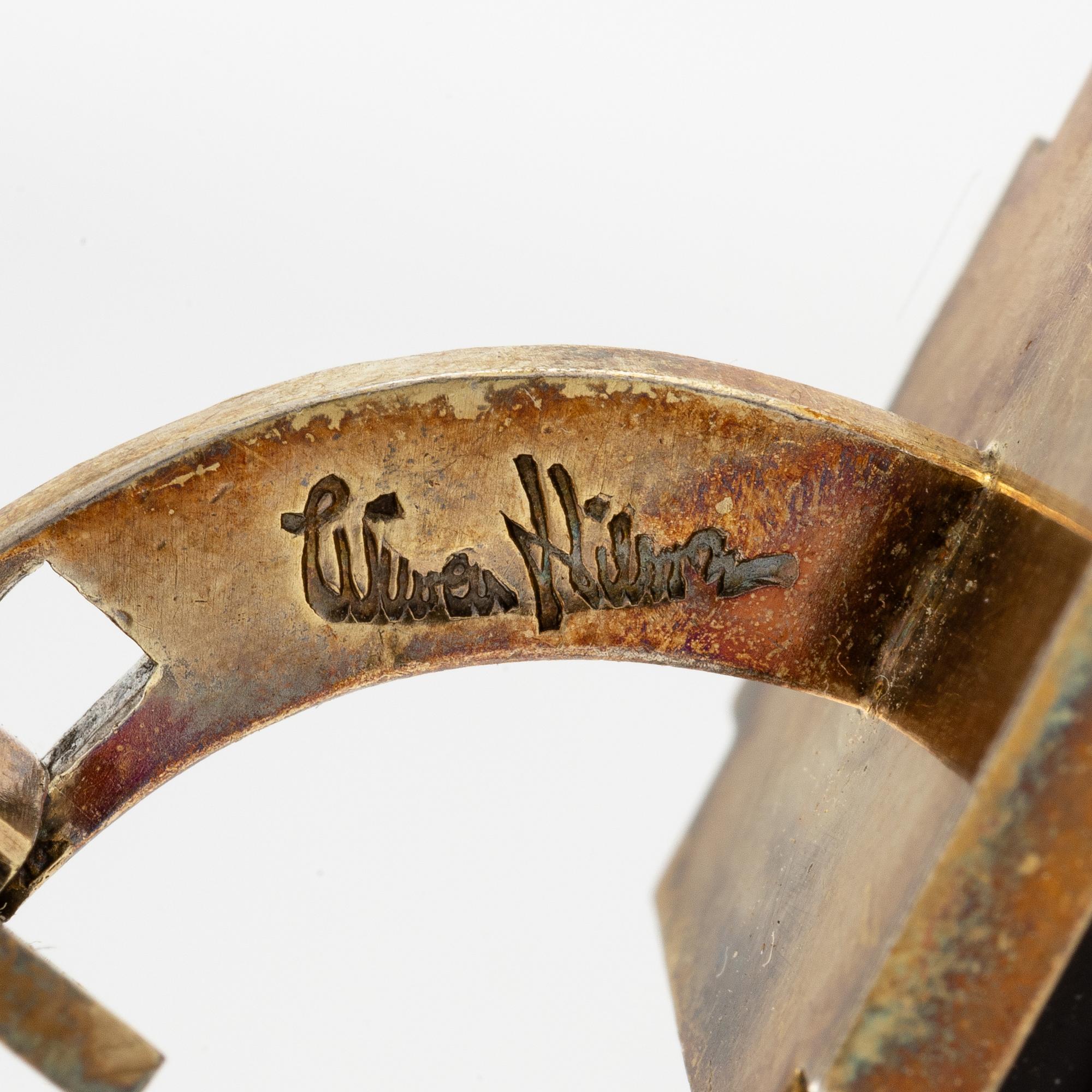 Wiwen Nilsson, ett par manschettknappar och ett par skjortknappar, förgyllt silver med onyx med monogram på sidan, Lund 1948.