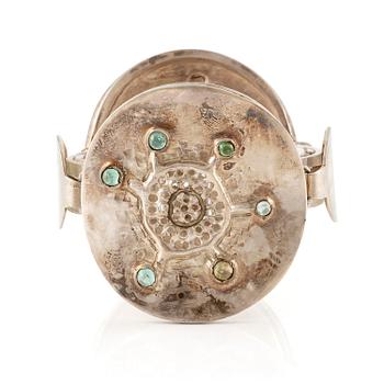 492. Lars Arby, ett armband, sterlingsilver med gröna stenar, Göteborg 1967.