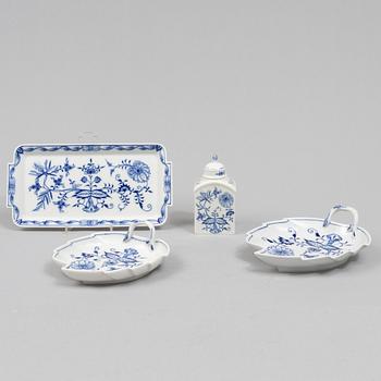 Tedosa samt tre fat, porslin, "Zwiebelmuster"/"Lökmönstret", Meissen.