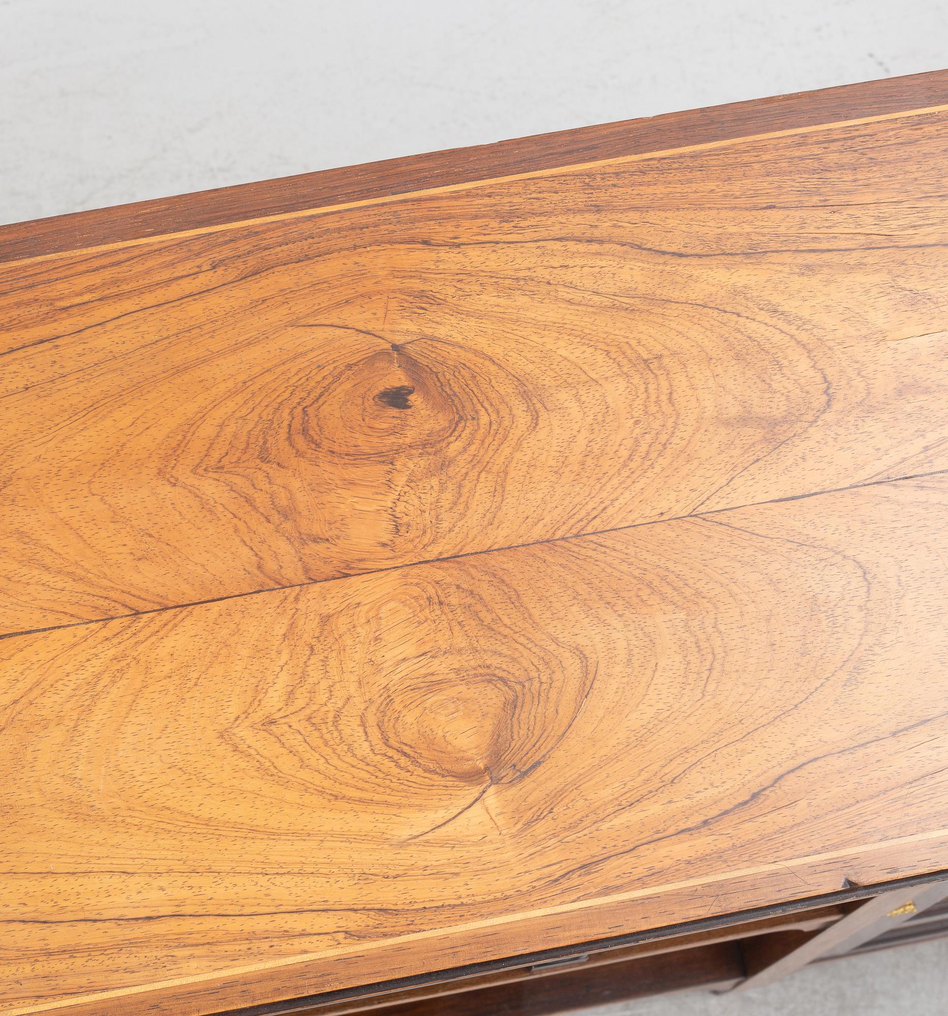Sideboard, James Shoolbred & Co, London, England, omkring år 1900.