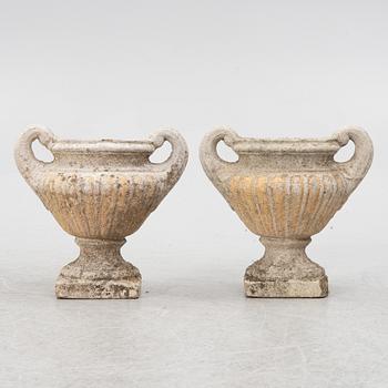 A pair of garden urns, 20th century.
