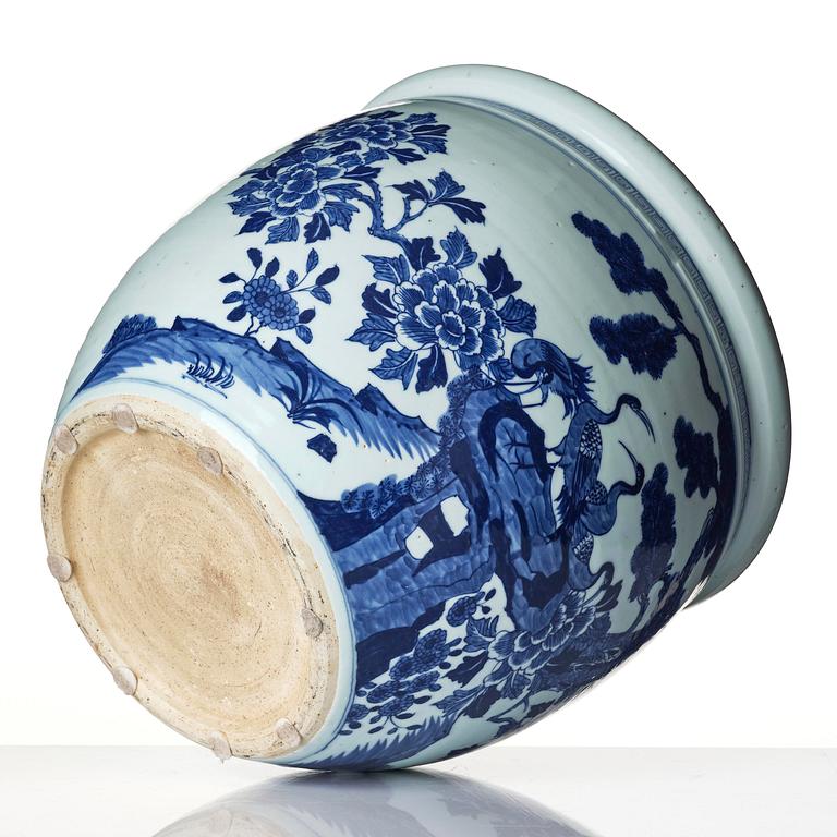 A large blue and white fish basin, Qing dynasty, 19th century.