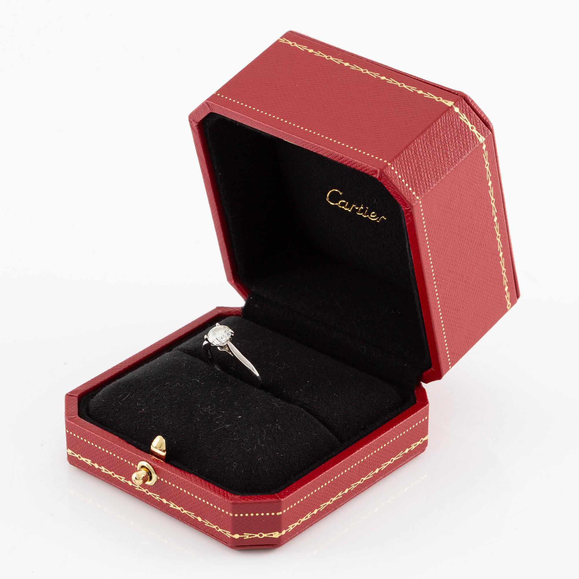 Cartier ring platina med en rund briljantslipad diamant 0.91 ct enligt gravyr.