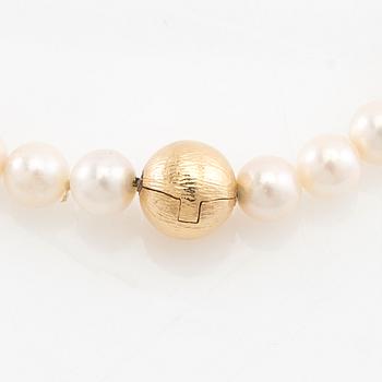 Ole Lynggaard, lås av 18K guld, medföljande collier av odlade pärlor.