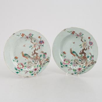 Tallrikar, ett par, porslin. Qingdynastin, 1700-tal.