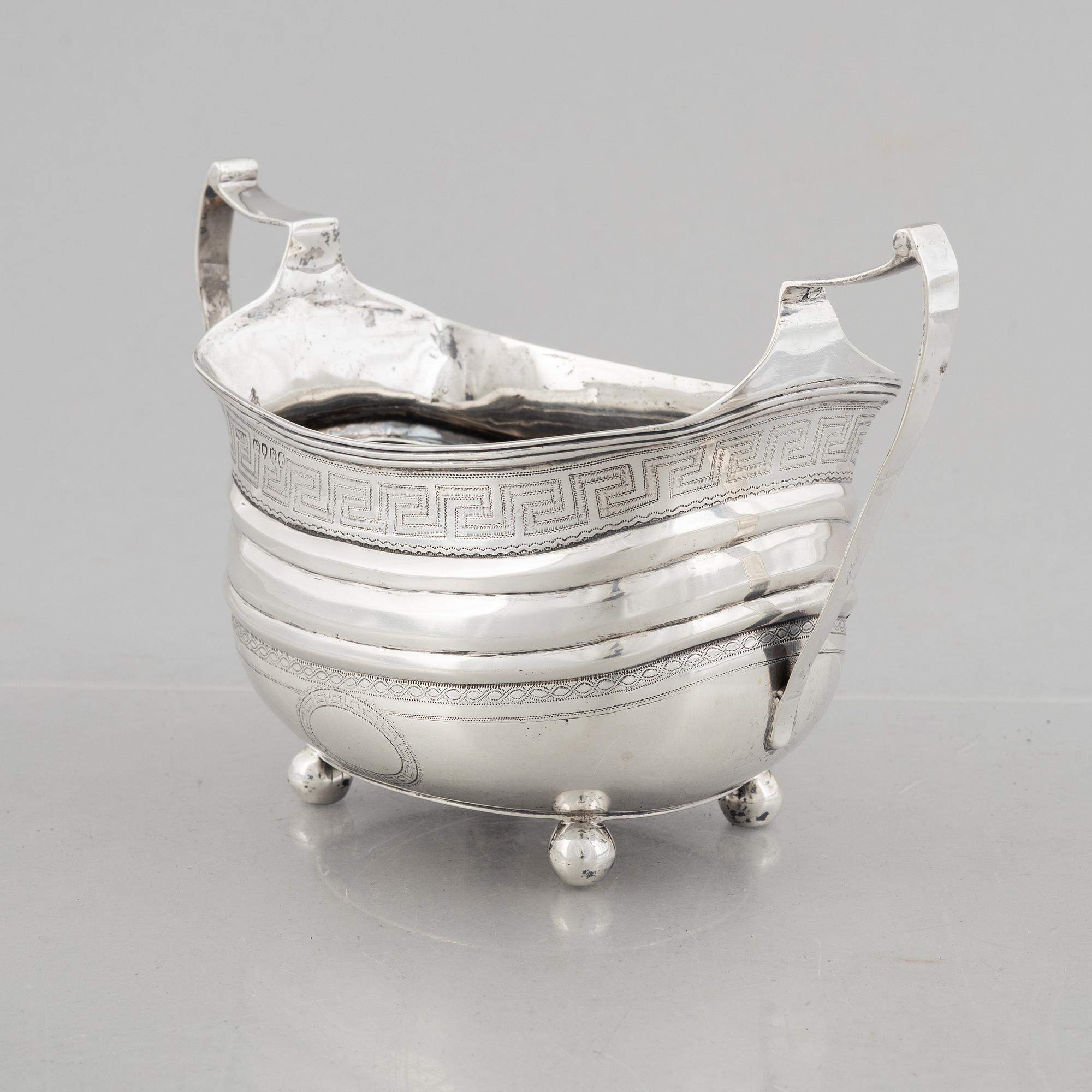 An English silver bowl with handles, mark of Walter Morisse & Son, London 1885.