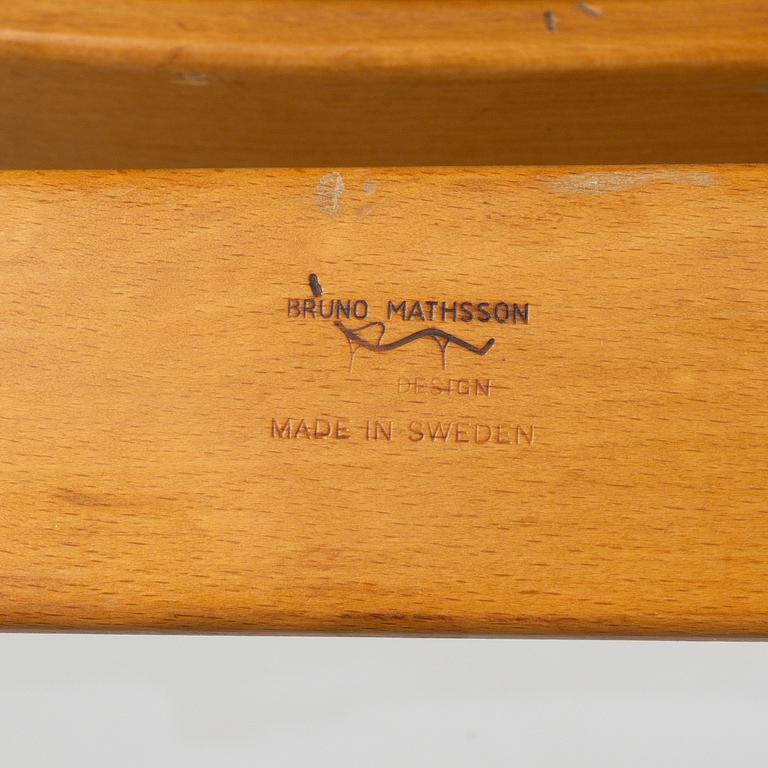 Bruno Mathsson, vilstol med fotpall "Pernilla 1", Firma Karl Mathsson, Värnamo, omkring 1900-talets mitt.