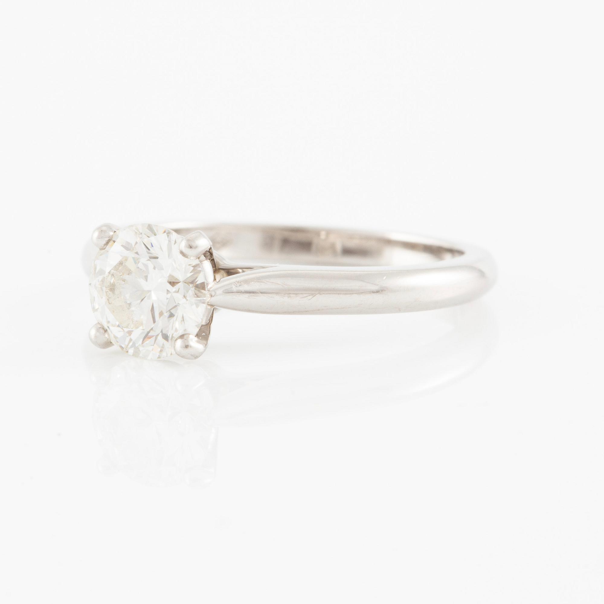 Cartier ring platina med en rund briljantslipad diamant 0.91 ct enligt gravyr.