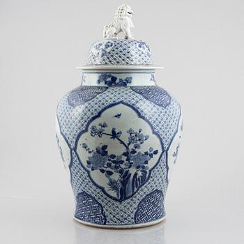 A large Chinese blue and white porcelain jar with cover, Kangxi style but 20th century.