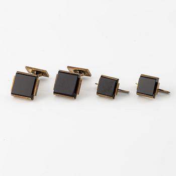 Wiwen Nilsson, ett par manschettknappar och ett par skjortknappar, förgyllt silver med onyx med monogram på sidan, Lund 1948.