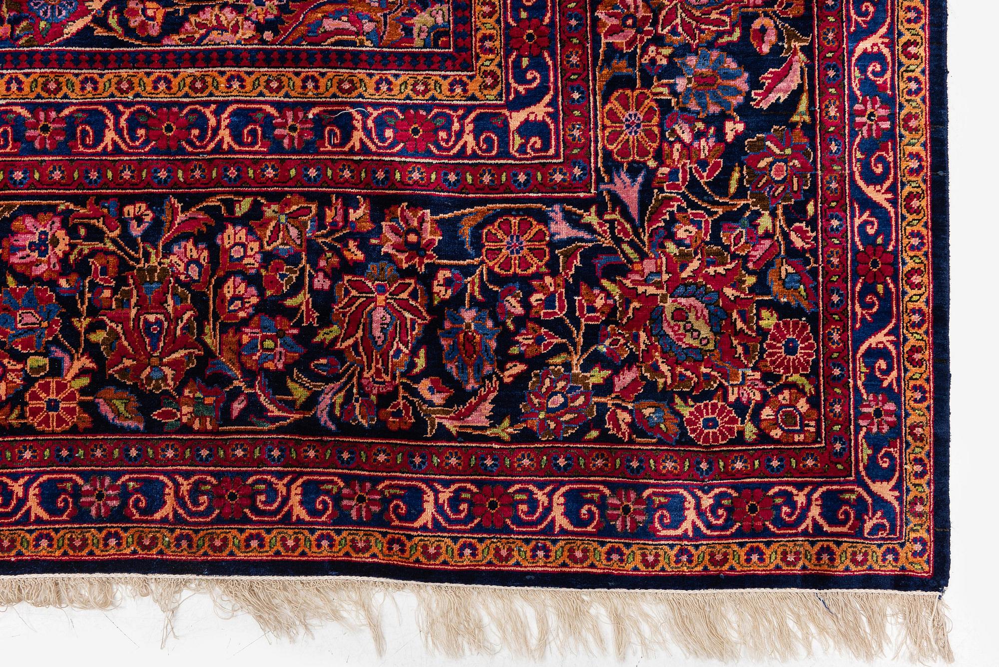A semi-antique silk Kashan carpet, central Persia (Iran), c. 318,5 x 213,5 cm.