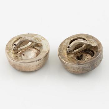 Lars Arby, tre par örhängen, sterlingsilver, Göteborg 1977, 1982 och 1983.