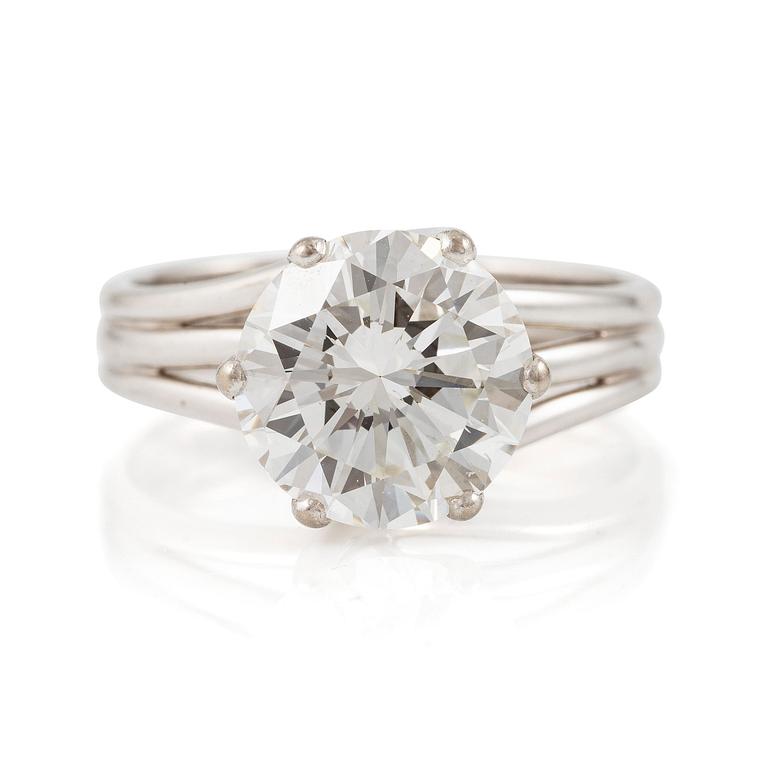 A ring in 18K white gold set with a round brilliant-cut diamond.