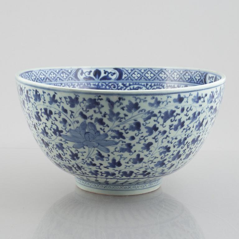 Two Japanese bowls and a large dish, Meiji period (1868-1912).